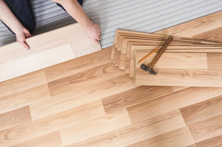 Pan układający panele podłogowe