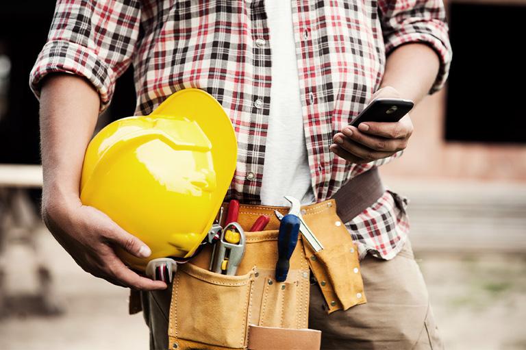 Mężczyzna wykonujący telefon