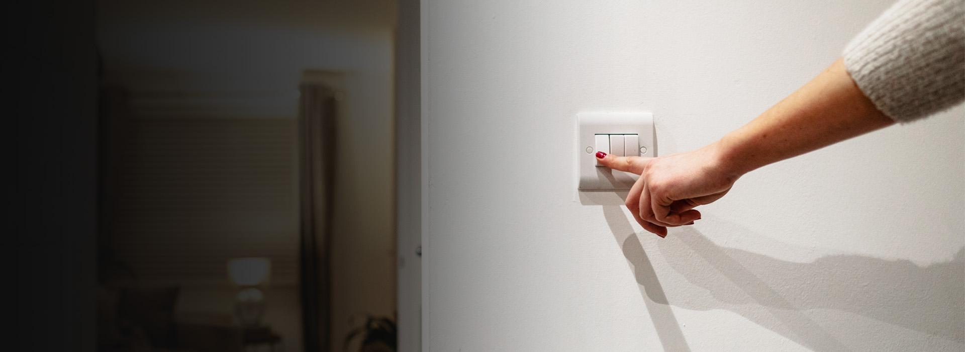 Naciskanie włącznika światła - Slajd 2